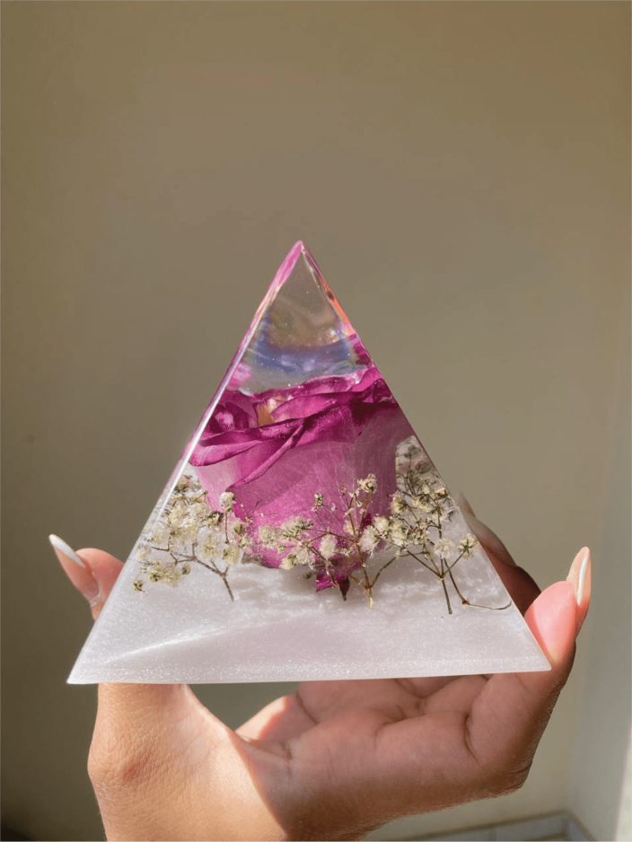 Piramide-Delicada-com-Flor-Eternizacao-e-Trabalhos-em-Resina-Amore-Resina.png