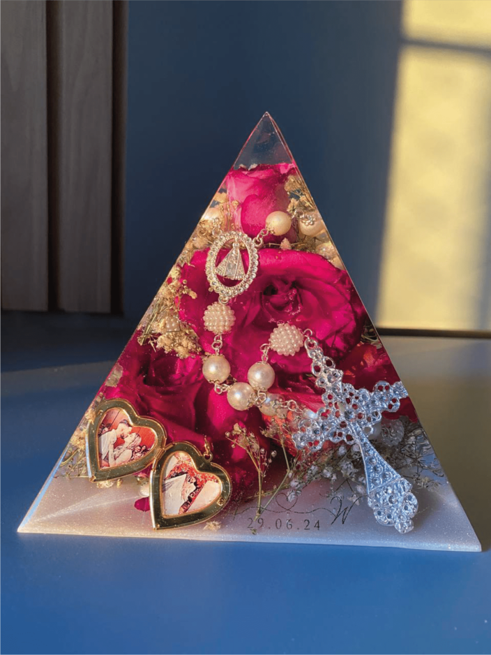 Piramide-Eternizacao-e-Trabalhos-em-Resina-Amore-Resina.png