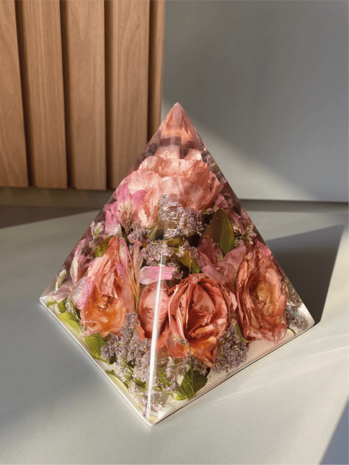 Piramide-de-Flores-2-Eternizacao-e-Trabalhos-em-Resina-Amore-Resina.png