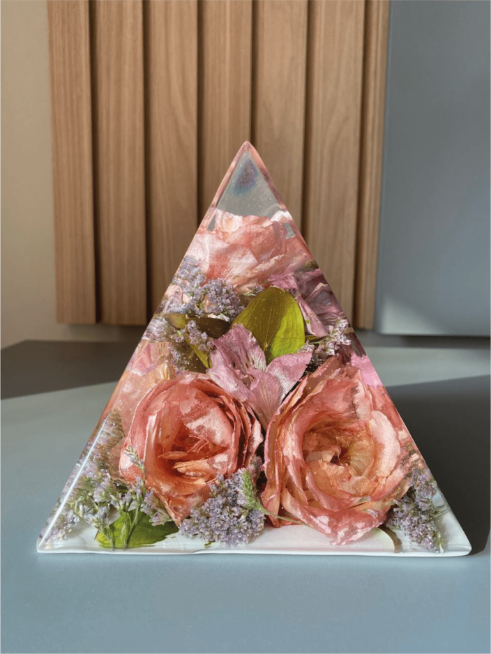 Piramide-de-Flores-3-Eternizacao-e-Trabalhos-em-Resina-Amore-Resina.png