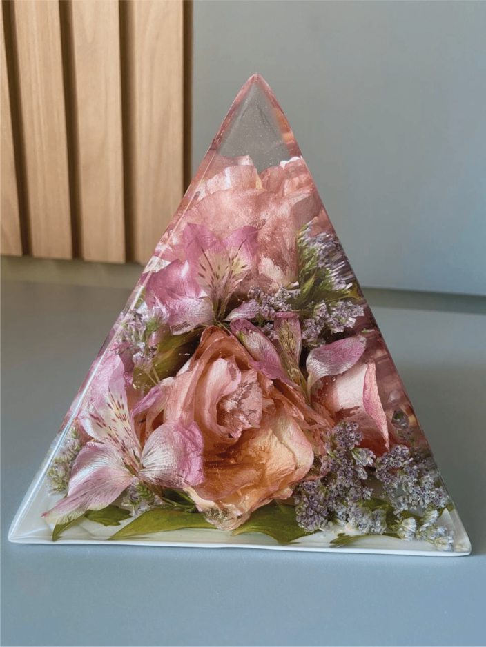 Piramide-de-Flores-Eternizacao-e-Trabalhos-em-Resina-Amore-Resina.png